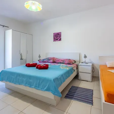 Apartament Davor *